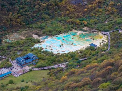 国内景区客流高位运行 黄龙创纪录与黄果树饱和下的管理挑战